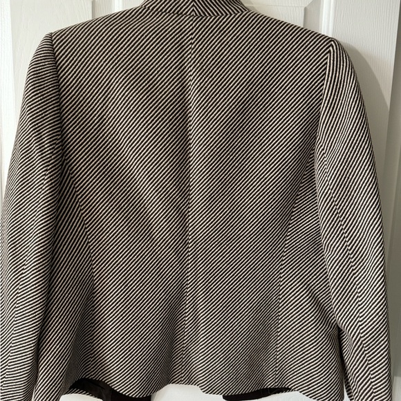 Tahari Blazer, 10P, Black/Tan Stripes, Stand Up Collar, Lined Like New - Picture 5 of 5